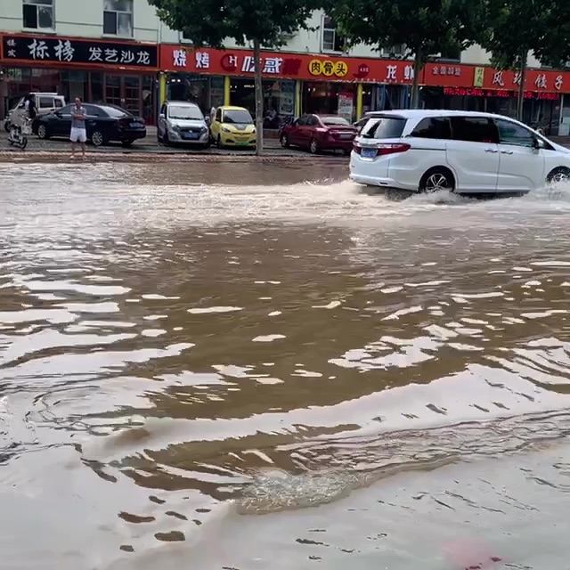 大雨过后的临沂街道
